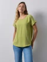 Blusa verde de crepe marca Ninety Clothing, con cuello a la base y mangas cortas con doblez.