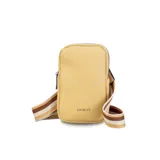 Phonebag color bordó con textura de cuero granulado, cierre superior, bolsillo trasero tipo sobre y correa regulable y desmontable de galón a rayas en tonos beige, blanco y bordó.