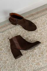 Botas cortas de cuero marrón con elástico lateral y tacón ancho.