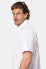 Camisa de hombre color azul marino, de manga corta, con cuello clásico, cierre frontal con botones y bolsillo en el pecho.