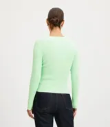 Blusa de punto color verde agua, con cuello redondo y manga larga.