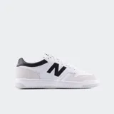 Championes New Balance 480 blancos con detalles en negro y gris.