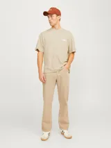 Camiseta color beige de manga corta y cuello redondo con calce holgado.