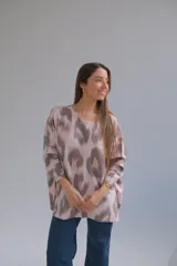 Sweater oversized de cuello redondo y manga larga con estampado animal abstracto en tonos beige y marrón.