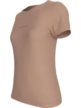 Remera color tostado de corte slim, cuello redondo y mangas cortas. Presenta logo de Calvin Klein Jeans estampado en relieve en el pecho.