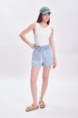 Short de jean celeste con cintura paper bag, bolsillos delanteros y traseros.