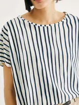 Blusa de manga corta con estampado de cebra en blanco y negro, de corte holgado y cuello redondo.