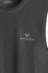 Musculosa deportiva negra con cuello redondo, corte entallado y espalda deportiva. Presenta detalles reflectantes en el pecho y la espalda, y paneles de malla en los laterales.
