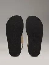 Sandalias de piel lisa color blanco con suela de goma negra, tiras anchas con hebillas metálicas ajustables y plantilla moldeada.