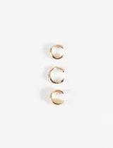 Set de tres earcuff dorados con acabado brillante.