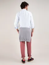 Camisa de hombre Oxford a rayas celestes y blancas, confeccionada en 93% algodón y 7% algodón reciclado. Corte regular fit, cuello button-down, cierre con botones, manga larga con puño simple y logo bordado en el pecho.