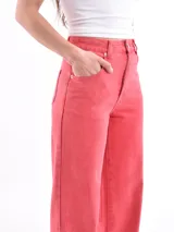 Jean de mezclilla color rojo coral, tiro alto, con corte ancho y pierna recta.