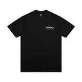 Remera negra de corte recto con estampado blanco en el pecho que dice 'KABOA, Inc. MÁS BARRIO QUE MODA'.