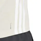 Remera deportiva color beige con cuello redondo, mangas cortas y tres rayas blancas en los laterales.