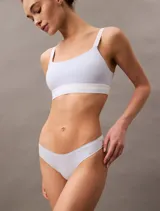 Conjunto de ropa interior celeste compuesto por corpiño deportivo de breteles anchos y bombacha tipo bikini.