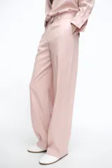 Pantalón de vestir rosado, de tiro alto y pierna ancha.