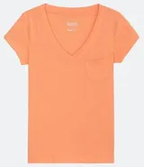 Remera celeste de algodón con escote en V, mangas cortas y bolsillo en el pecho.