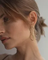 Aros plateados con forma de rama de árbol.