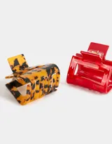 Set de dos broches para el pelo de resina: uno con estampado carey y otro rojo.