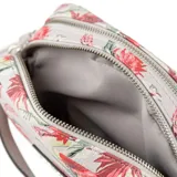 Bandolera rectangular de símil cuero con estampado floral multicolor. Tiene correa regulable, acceso con cierre, un bolsillo interno con cierre y otro abierto.