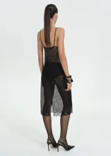Vestido negro de encaje con escote en V y tirantes finos.