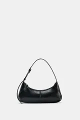 Bolso de hombro negro con asa ajustable con hebilla metálica, bolsillo interior con cremallera y cierre con cremallera.
