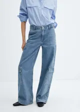 Jeans cargo de algodón en tonos azules, con diseño holgado, tiro medio y varios bolsillos.