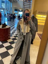 Tapado largo de paño elástico color gris, con cuello de corderito genuino color crema.