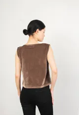 Top sin mangas de terciopelo azul marino con escote bote.