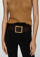 Top de punto grueso color dorado, con diseño calado, tejido de lúrex, cuello redondo y tirantes anchos.