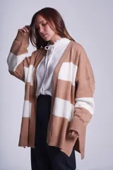 Saco de punto largo con diseño a rayas anchas en tonos camel y crudo. De corte relajado y mangas amplias.