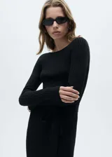 Vestido midi negro de tejido de punto de canalé, con cuello barco, abertura lateral, cinturón desmontable y diseño entallado.