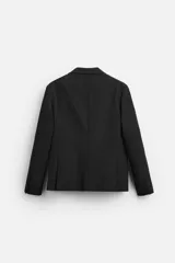 Blazer slim fit negra confeccionada en tejido con viscosa. Cuello con solapas de muesca, manga larga con puño con detalle de botones, bolsillo de vivo en pecho y de solapa en cadera, bolsillo interior, bajo con aberturas en espalda y cierre frontal con botones.
