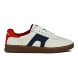 Zapatillas urbanas de cuero sintético color blanco con detalles en azul marino y suela marrón.
