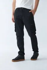 Pantalón cargo de hombre color verde militar, corte regular, con dos bolsillos laterales y logo bordado.