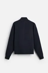 Jersey azul marino de punto suave, corte regular, cuello alto con cremallera frontal, manga larga y terminaciones en rib.