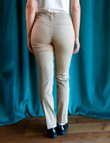 Pantalón de gabardina elastizada color marrón claro, marca Zac & Rachel, corte slim, con pretina con pasadores, botón y cierre. Delantera con tres bolsillos y trasera con bolsillos ojal.