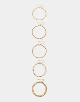 Set de 5 pulseras doradas con diferentes diseños de cadenas.