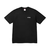 Camiseta negra de manga corta con cuello redondo. Presenta un pequeño logo de Supreme bordado en el pecho izquierdo en color blanco con tipografía estilo universitario.