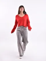 Sweater rojo de tejido de punto fino con escote en V.
