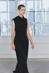 Vestido midi negro de cuello fluido y sin mangas. Detalle de tejido drapeado. Zara Woman Collection.