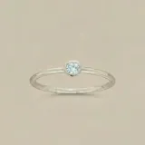 Anillo de plata 925 con topacio celeste engarzado.