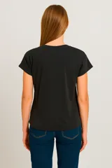 Remera gris oscuro con estampado rectangular color cobre con la frase "just imagine".