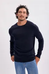 Buzo de punto azul marino con cuello redondo y mangas largas.
