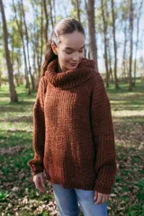 Sweater marrón de tejido de punto inglés con cuello alto holgado.