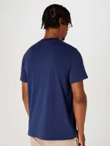Camiseta manga corta color verde militar con cuello henley y tres botones.