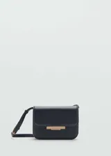 Bolso bandolera rectangular color azul marino, con correa ajustable y cierre metálico dorado.