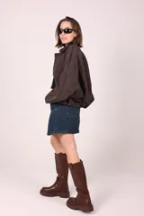 Campera bomber verde oliva de gamuza con cuello clásico, cierre frontal con cremallera y puños y cintura elastizados.