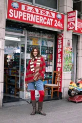 Sweater de punto con rayas horizontales anchas en color marrón y lila, de corte holgado.