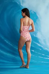 Malla enteriza con estampado floral en tonos rosa y rojo, con breteles finos y escote recto.